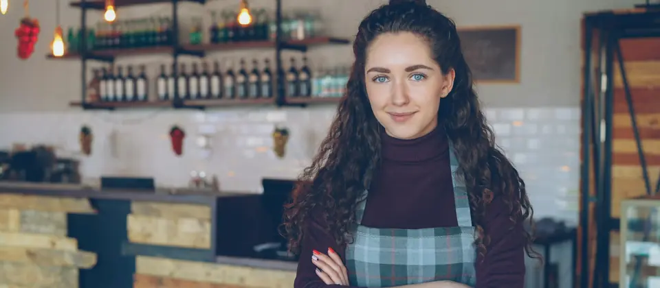 Gérante souriante dans son café