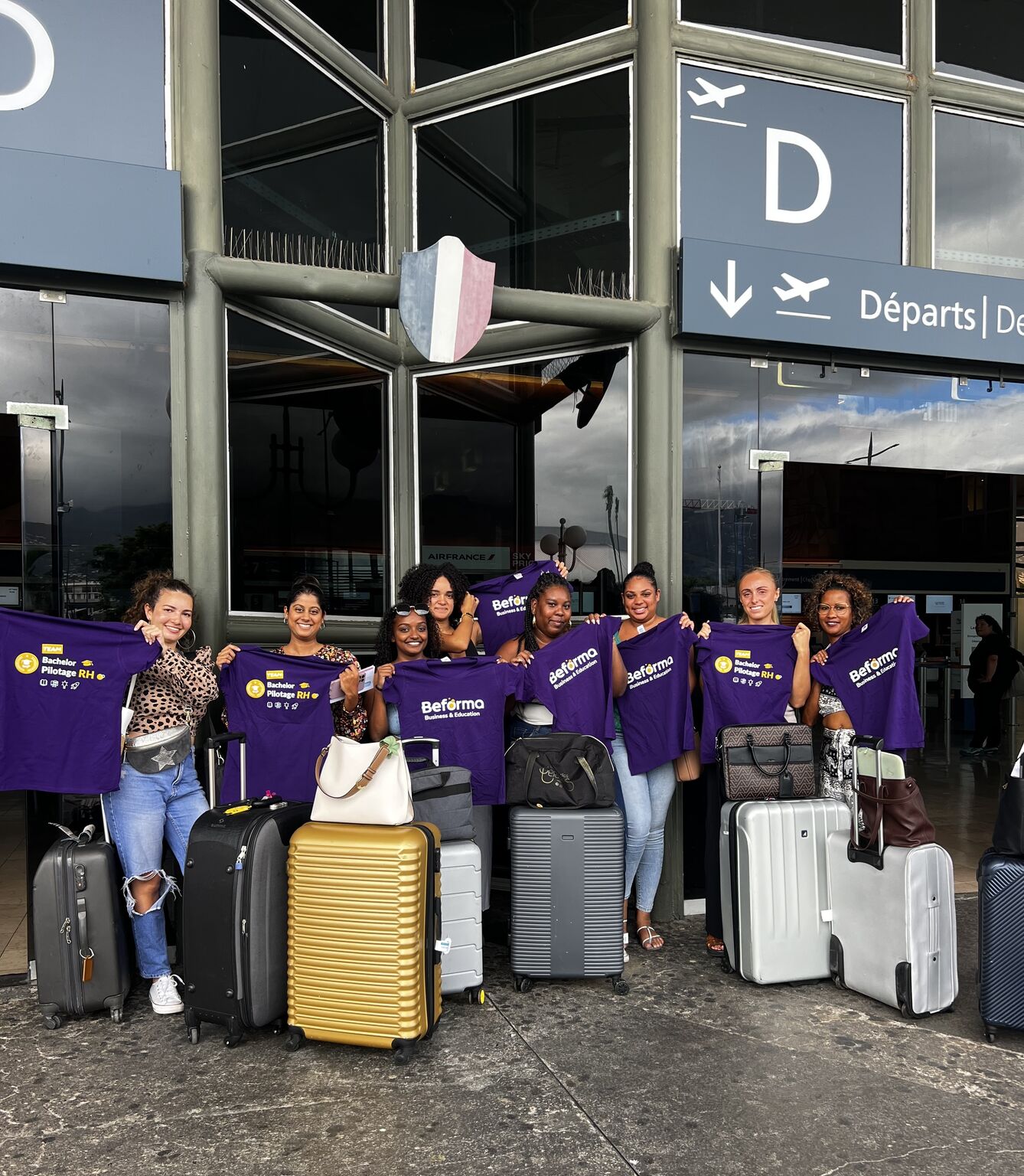 Étudiants Beforma à l'aéroport de La Réunion avant leur départ pour l'Île Maurice — sourires, t-shirts Beforma, valises et joie