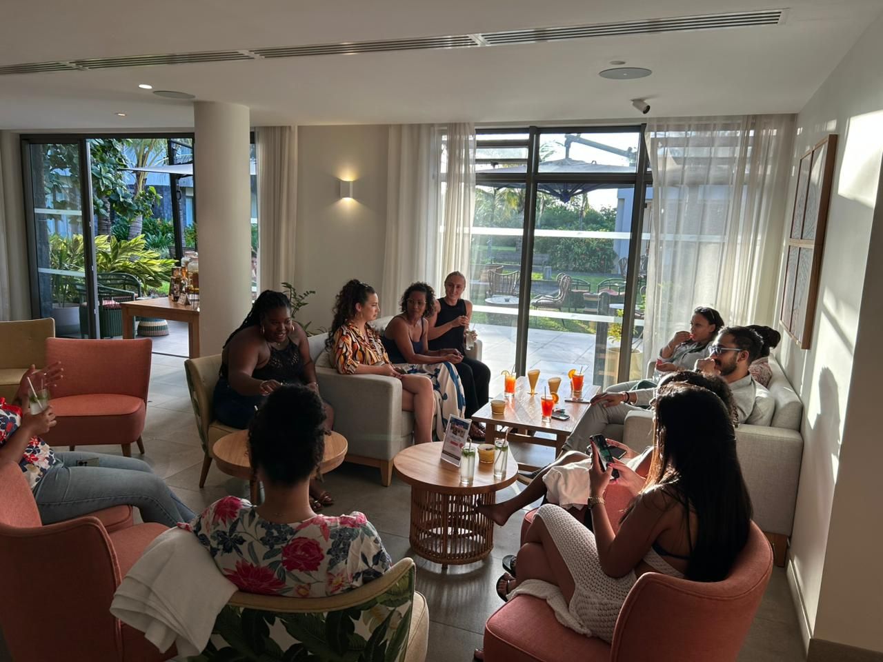 Étudiants Beforma dans le lounge luxueux de l'hôtel à l'Île Maurice — ambiance tropicale chaleureuse